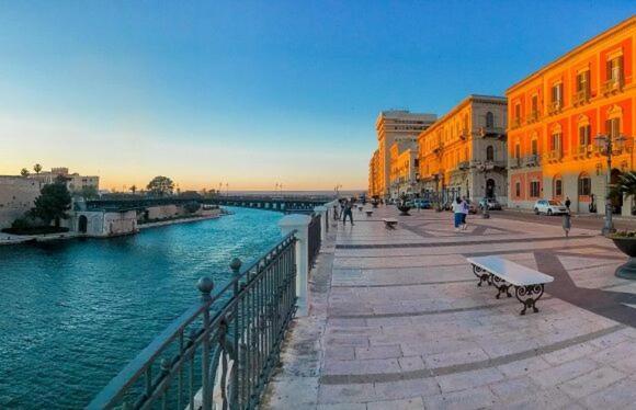 Lucky Corner - Elegant Stay Taranto Bagian luar foto