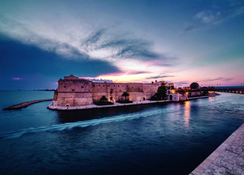Lucky Corner - Elegant Stay Taranto Bagian luar foto
