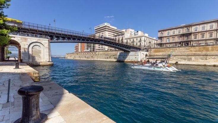 Lucky Corner - Elegant Stay Taranto Bagian luar foto