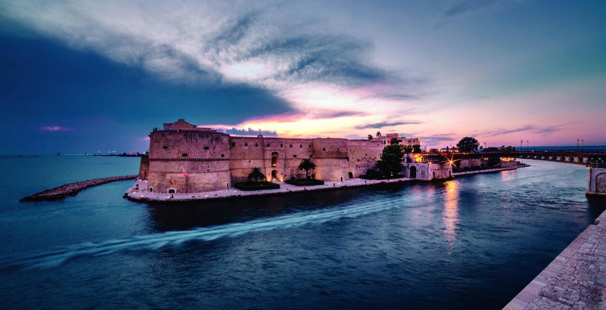 Lucky Corner - Elegant Stay Taranto Bagian luar foto